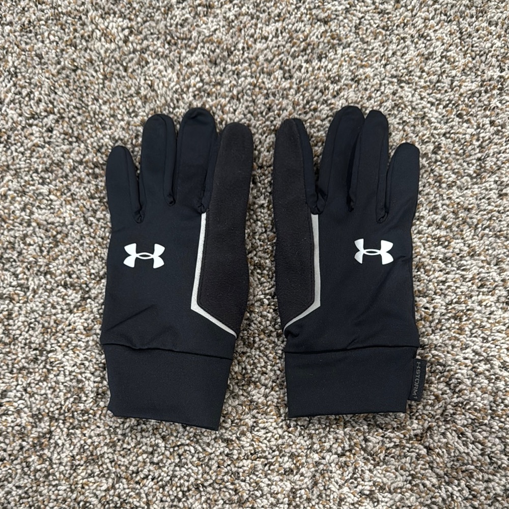 Under Armour Black and White Athletic Gloves